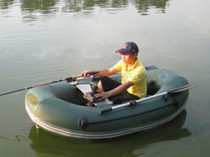 充气皮划艇钓鱼